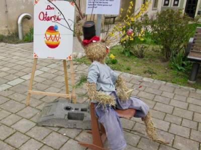 In der Osterhasenschule ist Stups ganz in seinem Element: Pinsel in der Hand, auf dem Stuhl wippend und bester Laune. Doch dann geht die Sache erwartungsgemäß schief. Der bunte Farbentopf landet mit Karacho genau auf seinem Kopf. Tja, Stups. Dafür ist sein Osterei dieses Jahr besonders farbenfroh geworden.